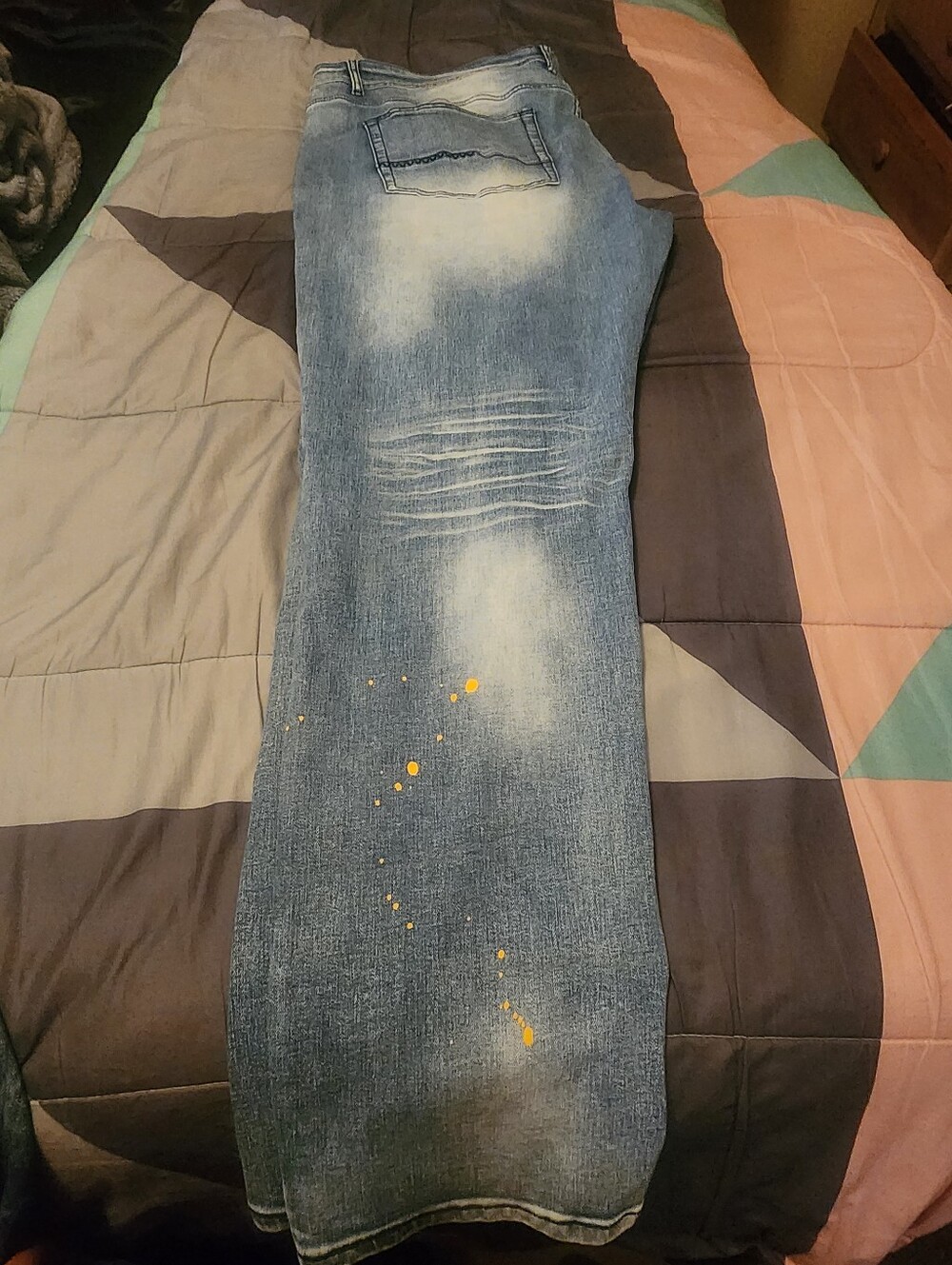 Slim Men's Light Blue Distressed Jeans with Paint-Splash Detail